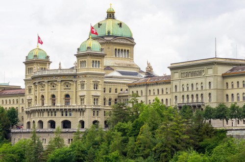 Афиша Полезные советы онлайн: Чоловіка з вибухівкою заарештували біля парламенту Швейцарії онлайн