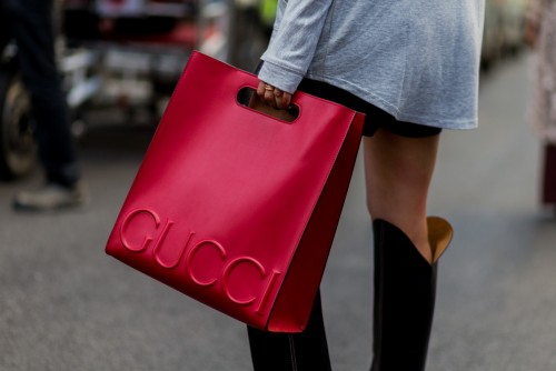 Афиша Полезные советы онлайн: В сговоре против сотрудников обвиняют Gucci и Louis Vuitton онлайн