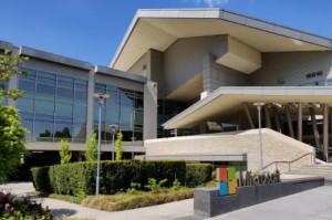 Афиша Возвращать сотрудников в офисы начнет Microsoft онлайн