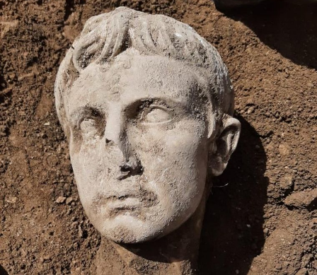 Афиша Музеи онлайн: Мармурову голову першого римського імператора знайшли в Італії онлайн