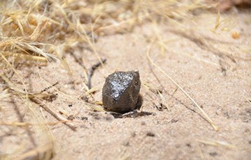 Афиша Полезные услуги онлайн: Происхождение найденного в Ботсване метеорита выяснили ученые онлайн
