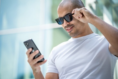 Афиша Полезные услуги онлайн: Через приложение затемняются умные солнцезащитные очки онлайн