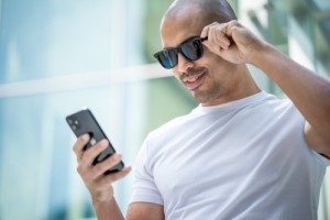 Афиша Через приложение затемняются умные солнцезащитные очки онлайн