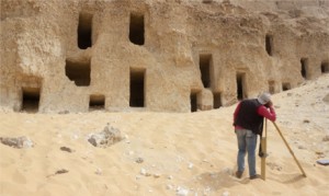 Афиша Незвичайні поховання в скелі виявили у Єгипті онлайн