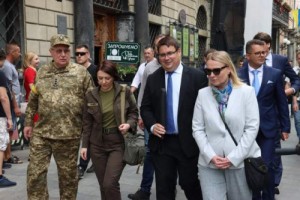 Афиша До України приїхала глава Міноборони Чехії онлайн