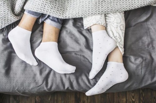 Афиша Полезные советы онлайн: Чому краще спати без шкарпеток пояснили вчені онлайн